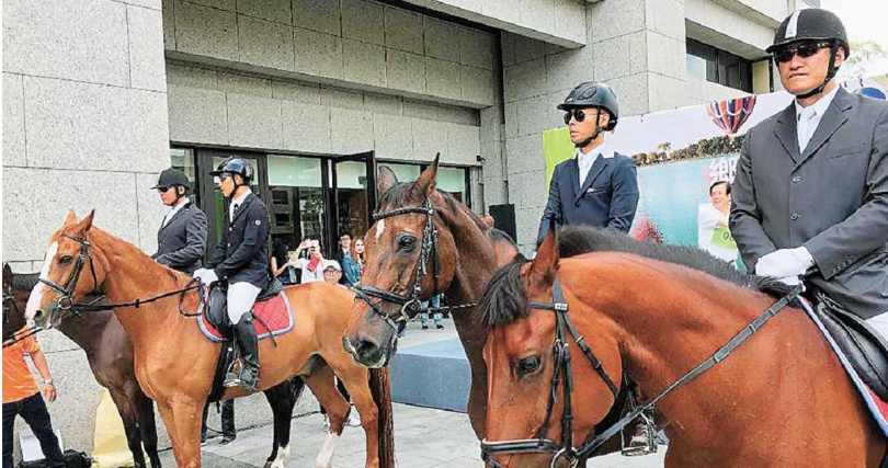 「鄉林山海滙」銷售時，鄉林建設集團董事長賴正鎰曾破天荒出動8匹駿馬、1顆熱汽球，還舉辦登高路跑活動，創造討論度。（圖／報系資料庫）