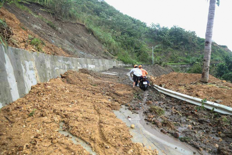 風神重創菲律賓多地，強降雨造成多處道路淹沒與交通中斷。