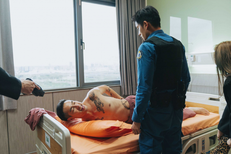 9568(楊祐寧 飾)挑釁又隨意的態度氣得監所管理員牙癢癢。(圖/愛奇藝國際版、壹壹影業)