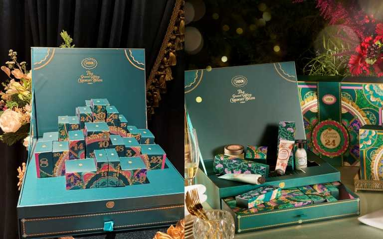 SABON 流光夜宴限量倒數月曆 8,880元。內容物包括24天品項：包括綠玫瑰身體乳液50ml（條裝）、茉莉花語身體乳液50ml（條裝）、綠玫瑰身體磨砂膏60g（NEW）、玫瑰茶語身體磨砂膏60g（NEW）、白茶身體磨砂膏60g（NEW）、經典極潤護手霜30ml、光采煥顏三效死海泥面膜50ml、二合一臉部磨砂膏–清爽薄荷60ml（條裝）、復活草保濕玫瑰花瓣凍膜30ml、沁檸薄荷溫和淨化髮乳30ml、賦活天竺葵死海鹽頭皮磨砂膏90g（條裝）、茉莉花語護手霜30ml（條裝）、白茶護手霜30ml（條裝）、茉莉花語瞬效潤髮乳50ml、茉莉花語淨潤洗髮乳50ml、綠玫瑰護手霜10ml（條裝）、玫瑰茶語護手霜10ml（條裝）、綠玫瑰沐浴油50ml（PET瓶）、經典沐浴油50ml（PET瓶）、玫瑰茶語沐浴油50ml（PET瓶）、玫瑰茶語絲綢身體乳液50ml、白茶絲綢身體乳液50ml、綠玫瑰淨潤洗髮乳50ml、心型金湯匙。（圖／品牌提供、黃筱婷攝）