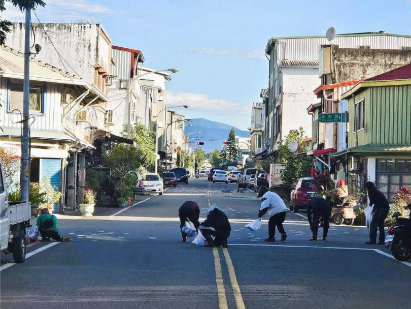 關山鎮公所動員公園所全數人力投入清理街道，耗費1.5小時恢復原貌。（圖／彭成豐提供）