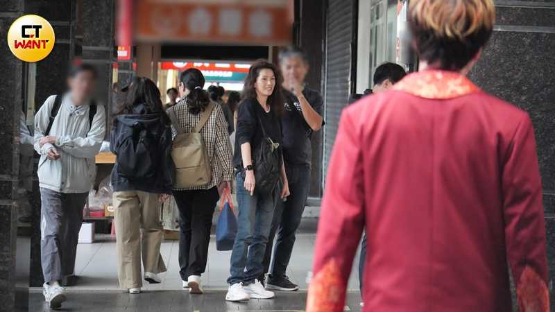 該男開車去載葉全真出門，兩人走在路上有說有笑十分開心。（圖／本刊攝影組）