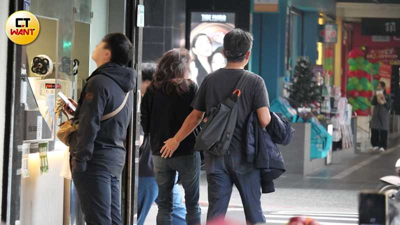 走在路上男方不時用手護住葉全真後腰，感覺很體貼。（圖／本刊攝影組）