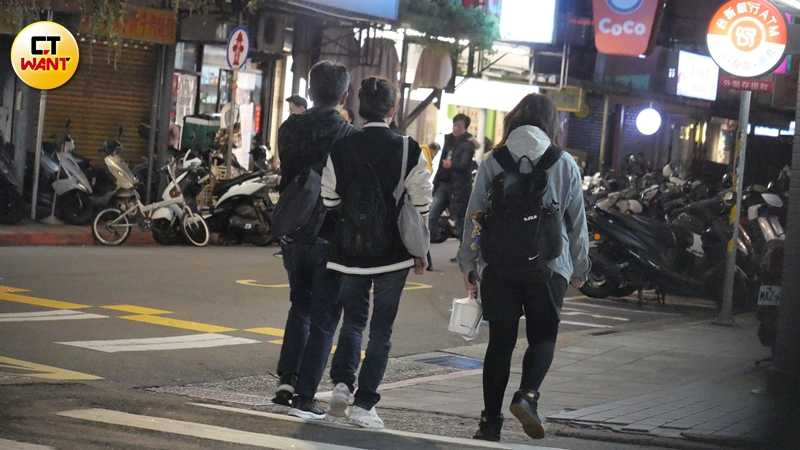 其實上月底本刊也曾捕捉到葉全真與男友勾勾手及返家的甜蜜畫面。（圖／本刊攝影組）