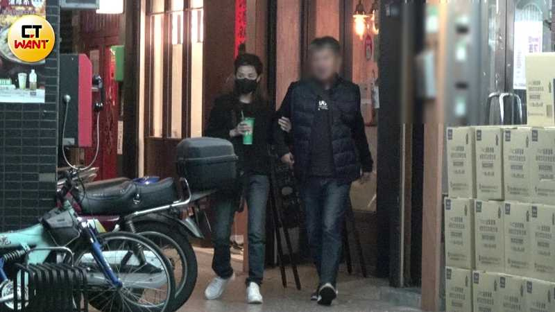 吃完晚餐，葉全真親密而自然地挽著男方的手。（圖／本刊攝影組）