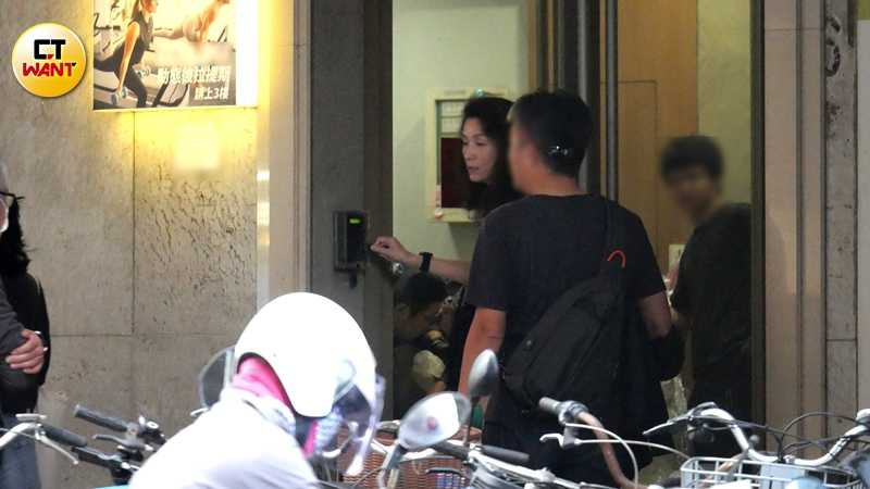 兩人一同走進共同加盟投資的皮拉提斯分店。（圖／本刊攝影組）