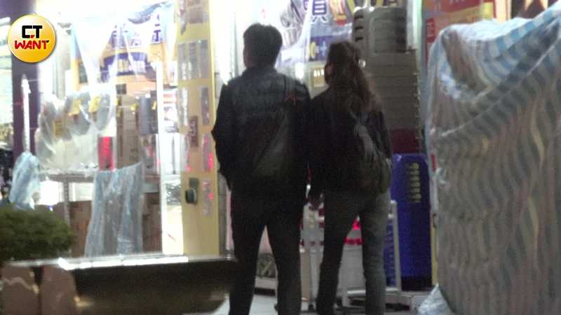 走著走著葉全真跟男友還牽起了手。（圖／本刊攝影組）