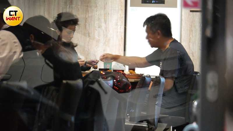 葉全真與男方展開晚餐約會。（圖／本刊攝影組）