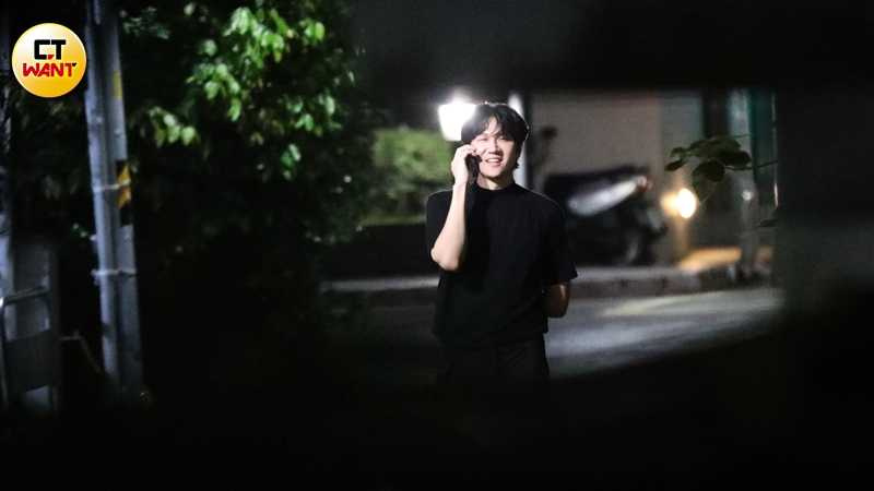 在其他人離開酒吧後，剩下小玉一人講起電話，看起來春風滿面。（圖／本刊攝影組）