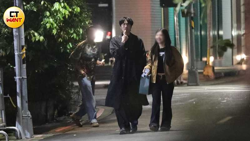 小玉與女子走出酒吧保持著微妙的距離。（圖／本刊攝影組）