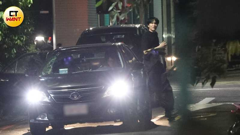 小玉獨自搭乘多元計程車前往柯震東家的酒吧。（圖／本刊攝影組）