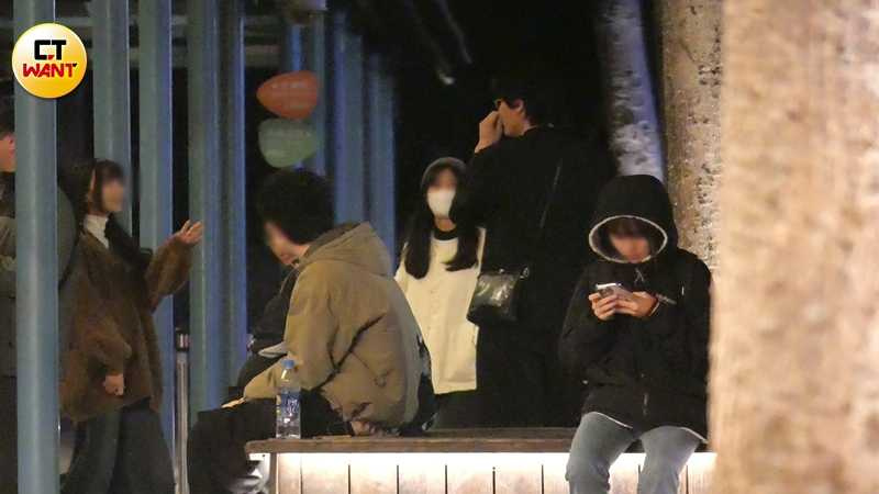 生日當天小玉在華山Legacy門口與三位年輕女孩有說有笑。（圖／本刊攝影組）