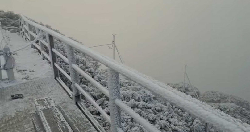 玉山下雪一片白。(圖/中央氣象署提供)