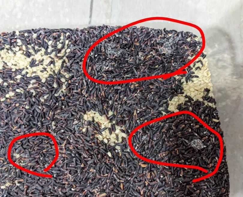 民眾購買黑米後發現米粒發霉結塊，仔細查看才驚覺商品已過期近5年。（圖／民眾提供）