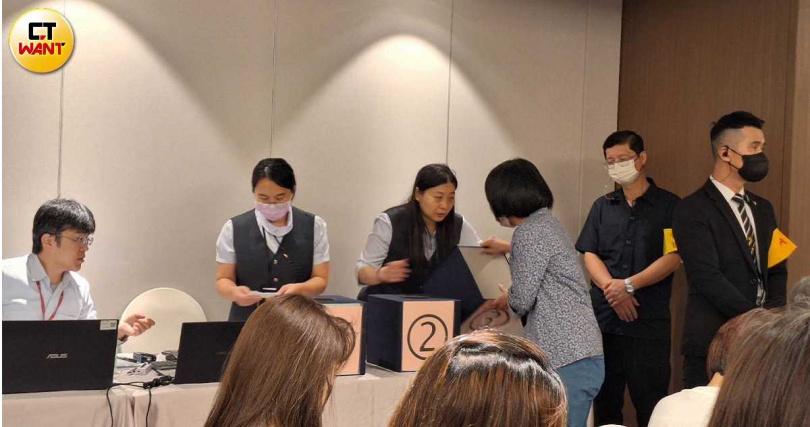 董事會改選結果威京拿3席、寶佳4席。(圖/林榮芳攝)
