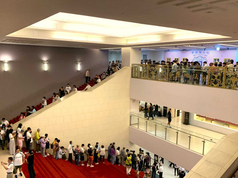 故宮《龍藏經》特展吸引大批人潮排隊朝聖。(圖/翻攝自故宮官網)