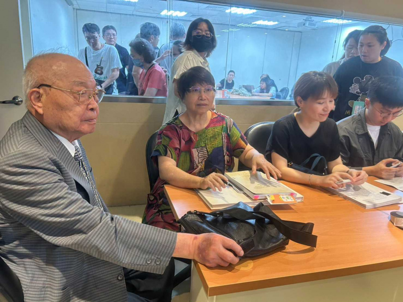 8月19日協調會，因官員一句「降低樓層不需地主同意」，談判破裂，場面火爆。（圖／王小玉提供）