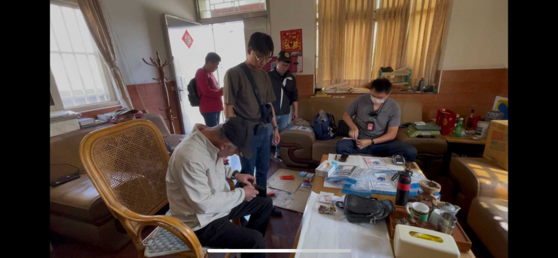 警方搜索黃姓老毒蟲住家,搜出海洛因及安非他命。(圖/海巡署提供)