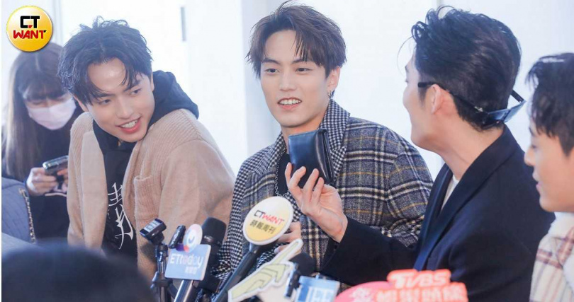 徐謀俊掏出口袋裡的皮夾,笑說是誤會。(圖/趙文彬攝)