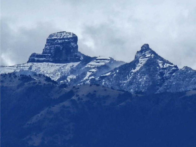 15日寒流來襲，雪山主峰飄雪，遠眺大霸尖山被白雪覆蓋。（圖／國立中興大學森林系提供）