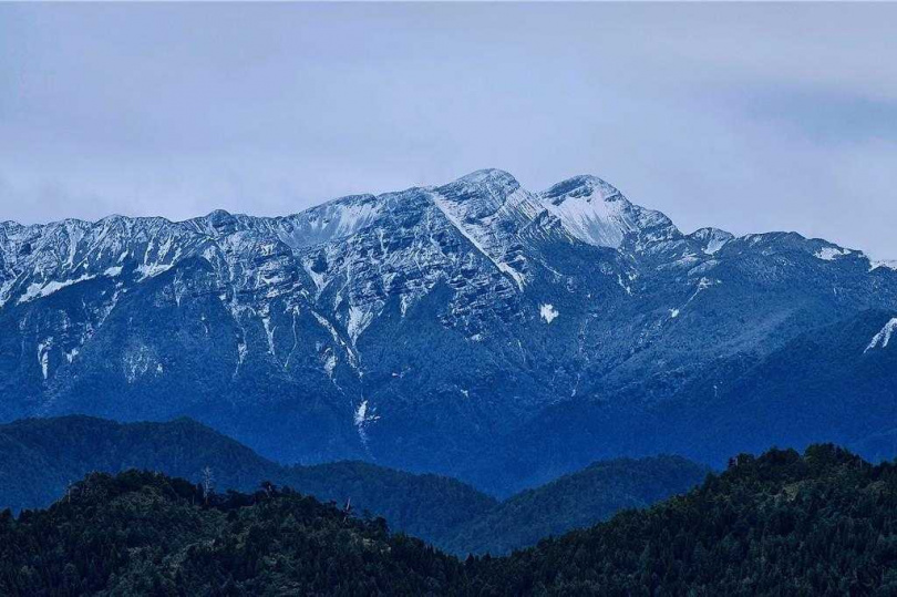 雪山主峰飄雪，遠眺聖稜線被白雪覆蓋。（圖／國立中興大學森林系提供）