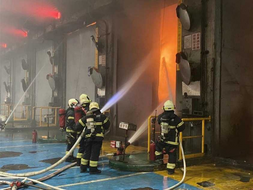 南區資源回收場發生火警。(圖/翻攝照片/中國時報高雄洪靖宜傳真)