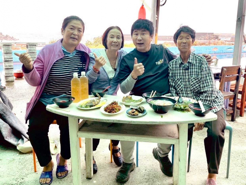 胡瓜到目的地就被觀眾們包圍住，紛紛要求合照。（圖／下面一位提供）