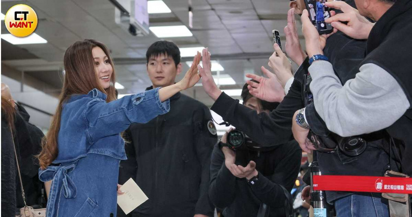 看到接機粉絲，倉木麻衣親切地逐一擊掌互動。（圖／楊澍攝）