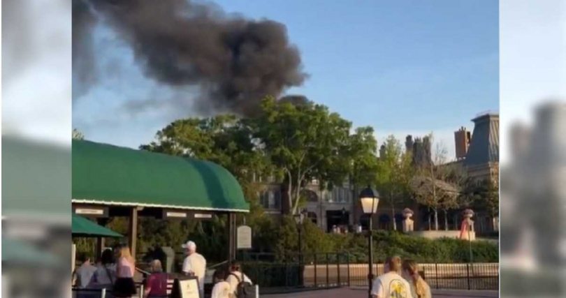 美國佛州迪士尼於當地時間22日驚傳火警事故,園區內的一座主題樂園突冒出大量濃煙,現場遊客紛紛被緊急疏散,所幸並未釀成嚴重傷亡。(圖/擷取自X)