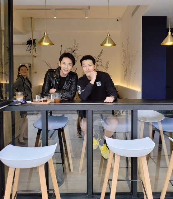 黃少祺（右）與李睿紳（左）建立起亦師亦友的好交情。（圖／三立提供）