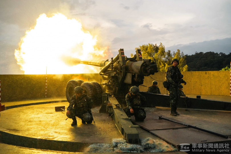 何志勇分析，川普任期內要解決的重中之重，是美國經濟，而非國際關係，川普2.0處理兩岸關係也勢必不出川普1.0的「範疇」，在此之下，台海若動盪，美國不可能出兵，台灣只能靠自己，圖為國軍實彈砲火操演（圖／軍聞社提供）