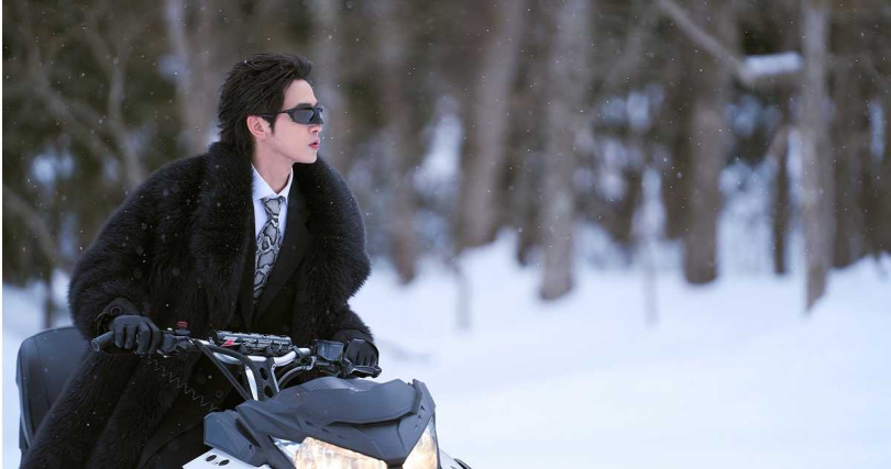 小樂為新歌MV首度挑戰帥氣駕馭雪上摩托車。（圖／華納音樂提供）