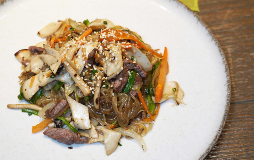 常被稱為「雜菜冬粉」的「牛肉蔬菜冬粉」不可或缺的便是芝麻油的香氣。（圖／魏妤靜攝）