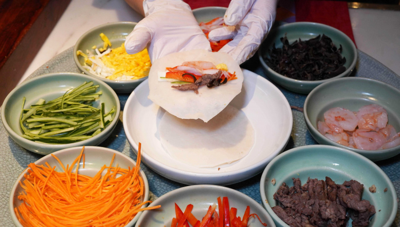 配料多元繽紛的「九節坂」象徵和諧與均衡，口感與大家熟悉的潤餅有些異曲同工之妙。（圖／魏妤靜攝）