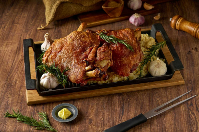 德國經典料理「脆皮豬腳襯香腸」。（圖／君品Collection提供）