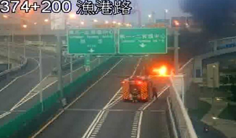 國1南向高雄端，轎車撞上護欄起火。（圖／翻攝高公局1968）