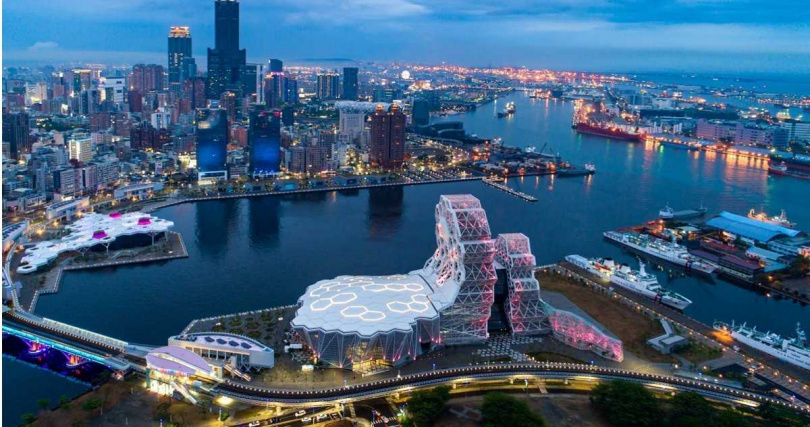 愛河灣與大港橋是高雄具代表性的景點。（圖／連江縣政府提供）