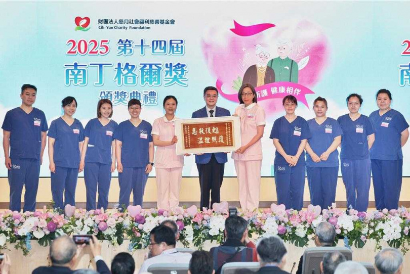 慈月基金會今（3日）舉辦第14屆南丁格爾獎頒獎典禮，行政院長卓榮泰以終身志工身分到場支持。（報系資料照）