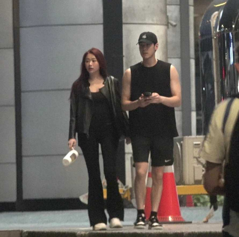 周予天上月被本刊直擊和柯詠云一同搭車返家。(圖/本刊攝影組)