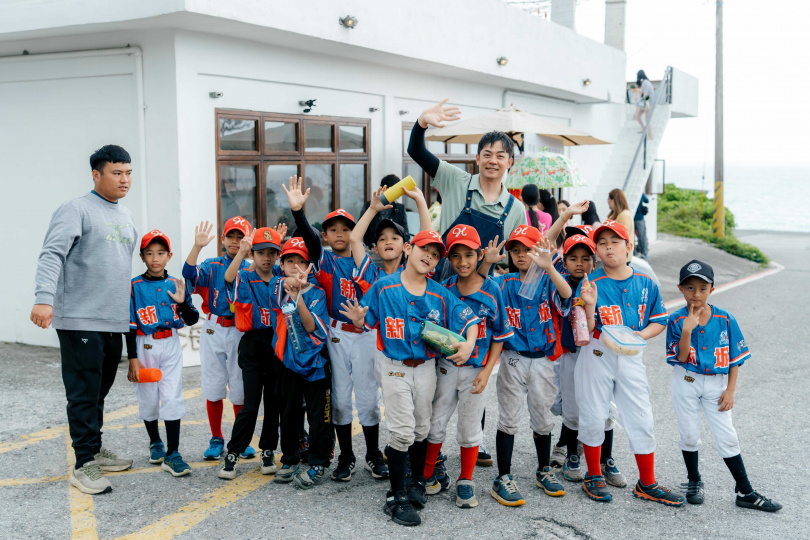 花蓮縣棒球隊造訪小吃部，開心和姚元浩合照。（圖／好看娛樂提供）