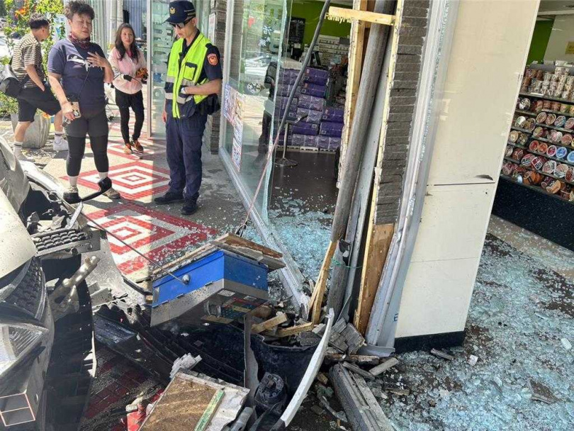 曹姓女子開車自清境下山，疑煞車失靈撞破便利商店落地窗。（圖／翻攝畫面）