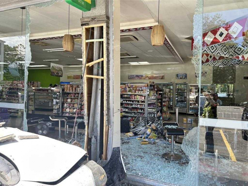 曹姓女子開車失控撞破便利商店落地窗，窗邊一片狼籍。（圖／翻攝畫面）