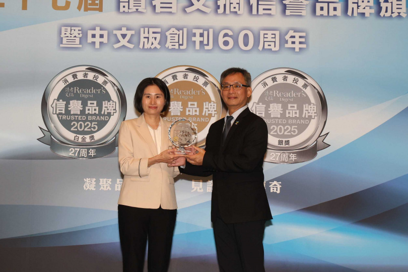 中油加油站連續25年獲讀者文摘頒發信譽品牌白金獎，由油銷事業部零售室主任曹金萍（左）代表受獎。（圖／讀者文摘提供）