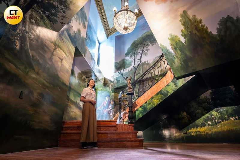 售票櫃檯旁的隱藏打卡點繪製了歐洲硬瓷文化的起源。（圖／焦正德攝）