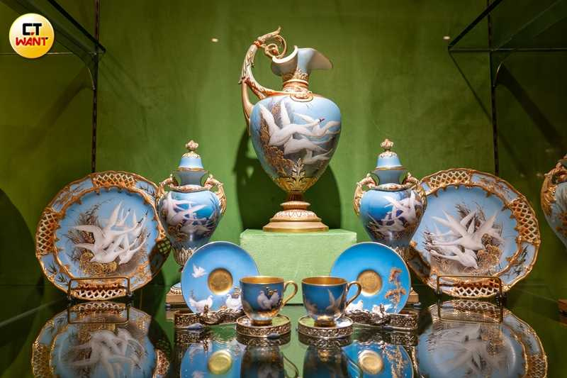 來自英國皇家伍斯特瓷窯的鎏金天鵝盤、雪白扇尾鴿杯碟組皆細膩優美，出自善於描繪鳥類姿態的瓷繪師查爾斯・亨利・克利福德・鮑德溫之手。（圖／焦正德攝）