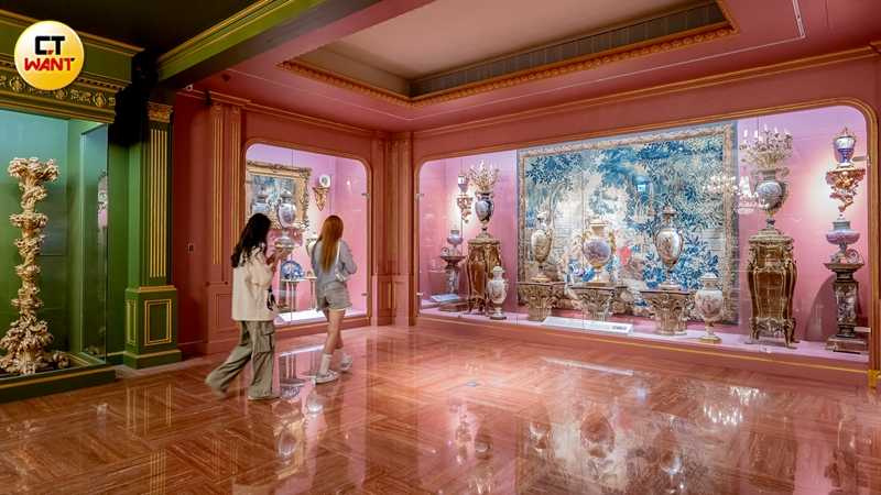 以龐巴度夫人鍾愛的粉紅色調設計的塞弗爾瓷窯展區，可見法國將瓷藝延伸至各式裝飾瓶與家具瓷飾。（圖／焦正德攝）