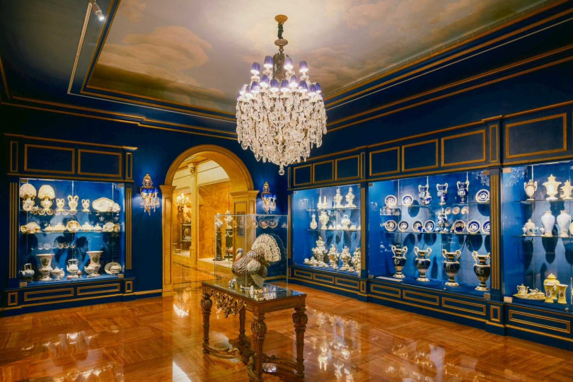博物館入口第一個展間為德國麥森瓷器區，以該廠代表色藍色為主調、約製於1860年的大型瓷雕火雞迎賓。（圖／莉・瓷藝博物館提供）