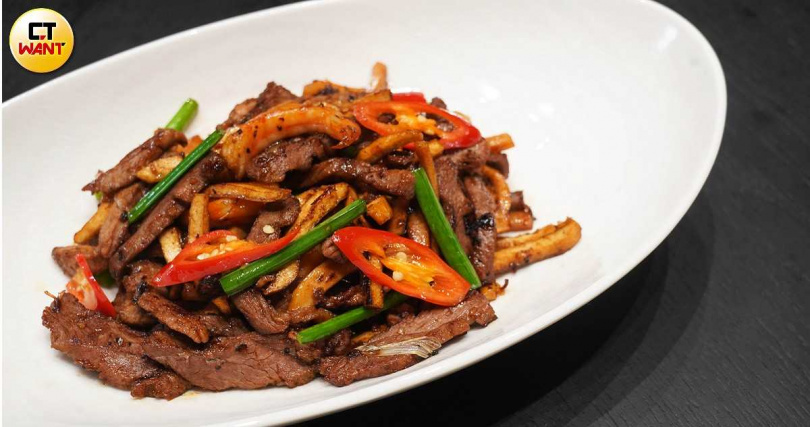 讓人聯想到客家小炒的「XO醬港式小炒皇」用大火快炒鵝絲與蝦乾、XO醬提味，利用海鮮風味與鵝肉交織出多重香氣，僅於片鵝三吃提供、不供單點。（片皮鵝＋300元，圖／魏妤靜攝）