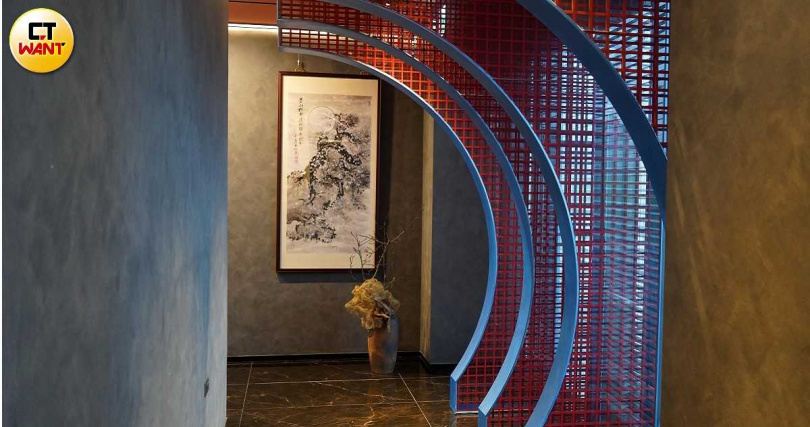 屾淼苑2樓為包廂區，廊道布置典雅。（圖／魏妤靜攝）