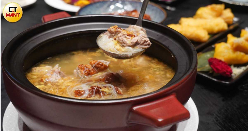 僅於片皮鵝四吃提供的「芋頭粉絲鵝骨湯」，特別加入蛋酥增添香氣。（片皮鵝＋300元，圖／魏妤靜攝）